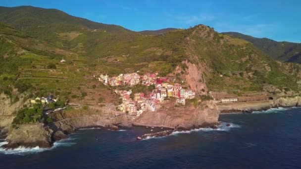 Manarola Village, Cinque Terre Coast of Italy. Manarola is a small town in the province of La Spezia, Liguria, northern Italy and one of the five Cinque terre attractions to tourist visiting Italy. — Stock Video