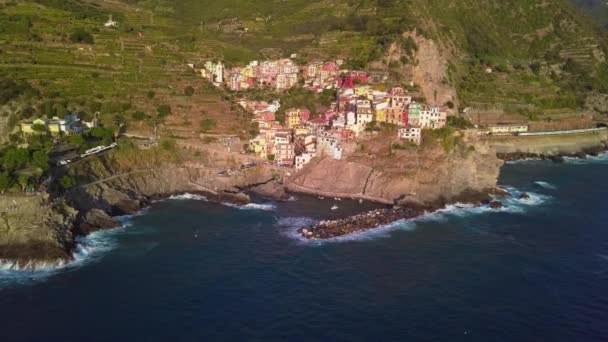 Manarola Village, Cinque Terre Coast of Italyイタリア。Manarolaはラ・スペツィア、リグーリア州、北イタリアの州にある小さな町であり、イタリアを訪れる観光客にとって5つのチンクテラスのアトラクションの1つです。. — ストック動画