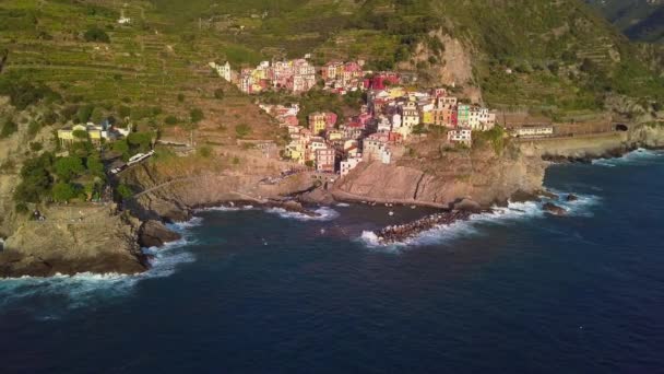 Деревня Манарола, Cinque Terre Coast of Italy. Манарола небольшой город в провинции Специя, Лигурия, Северная Италия и один из пяти Cinque Terre достопримечательностей для туристов, посещающих Италию. — стоковое видео