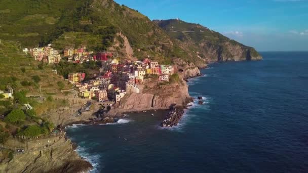 Manarola Village, Cinque Terre Coast of Italyイタリア。Manarolaはラ・スペツィア、リグーリア州、北イタリアの州にある小さな町であり、イタリアを訪れる観光客にとって5つのチンクテラスのアトラクションの1つです。. — ストック動画