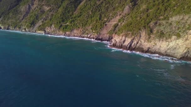 Ondas vista aérea quebrar na praia de areia branca ao pôr do sol. ondas do mar na bela praia vista aérea drone 4k tiro . — Vídeo de Stock