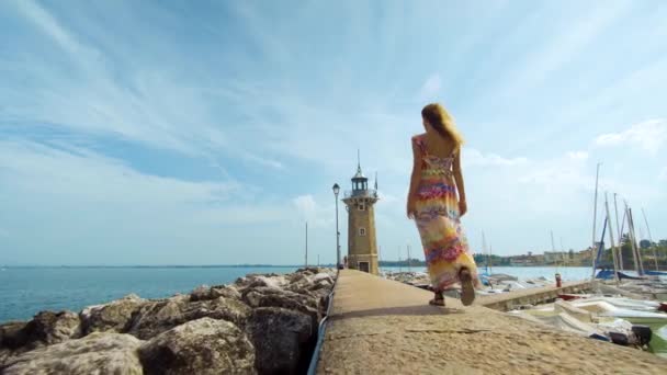 Schönes Mädchen Geht Einem Leuchtturm — Stockvideo