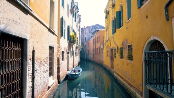 Kanaal en kleurrijke huizen Venetië, Italië — Stockvideo