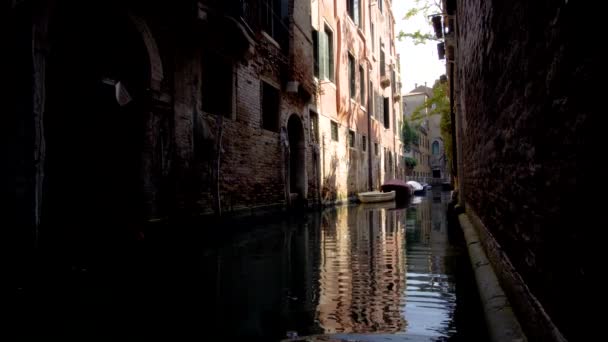 Kanalen och färgglada hus Venedig, Italien — Stockvideo