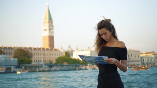 Avrupa 'yı gezen, Barselona' yı gezen, güzel manzaraları gezen çekici genç bir kadın, güneş ışığı parlaması, yavaş çekim, gözlüklü hippi kız, elinde turist haritası, tatilin tadını çıkarıyor. — Stok video