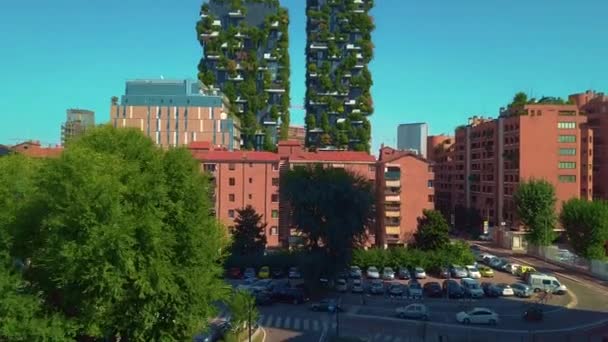 Letecký pohled. Moderní a ekologické mrakodrapy s řadou stromů na každém balkónu. Bosco Verticale, Milán, Itálie — Stock video