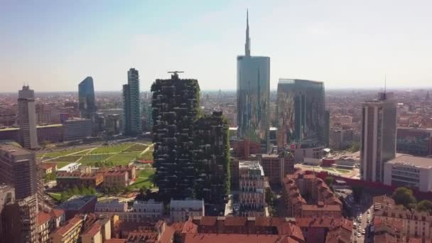 Légifelvételek. Modern és környezetbarát felhőkarcolók sok fák minden erkély is tartozik. Bosco szélturbinák, Milánó, Olaszország — Stock videók