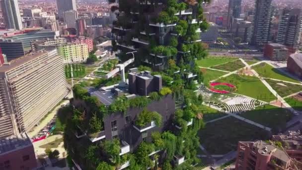 Letecký pohled. Moderní a ekologické mrakodrapy s řadou stromů na každém balkónu. Bosco Verticale, Milán, Itálie — Stock video