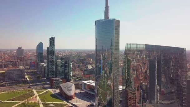 Milan city Panorama letecký pohled na letící směrem k finanční oblasti mrakodrapy — Stock video