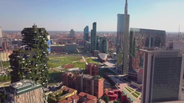 Milan city skyline vista aérea volando hacia rascacielos del área financiera — Vídeos de Stock