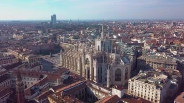 Ünlü heykelin üzerine katedrali Duomo Milan İtalya hava dron görüntüleri