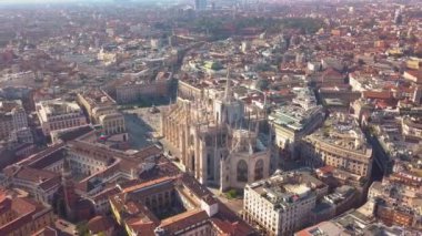 Ünlü heykelin üzerine katedrali Duomo Milan İtalya hava dron görüntüleri