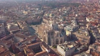 Ünlü heykelin üzerine katedrali Duomo Milan İtalya hava dron görüntüleri