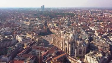 Milan İtalya katedral kubbe hava dron görüntüleri görünümü