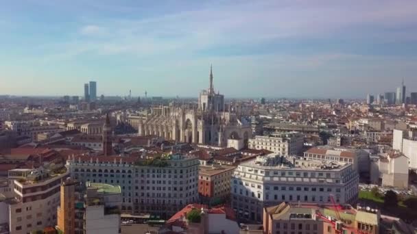 Duomo di Milano, Galleria Vittorio Emanuele II, Piazza del Duomo的空中景观 — 图库视频影像