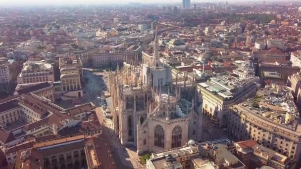 Antenn drönare footage av berömda statyn på katedralen Duomo i Milano Italien — Stockvideo