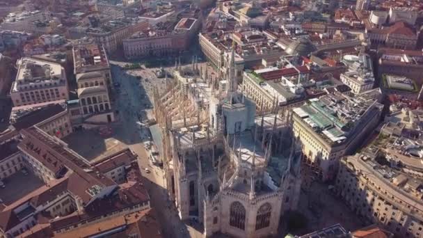 Εναέριο κηφήνα πλάνα από το διάσημο άγαλμα στον καθεδρικό ναό Duomo στο Μιλάνο Ιταλία — Αρχείο Βίντεο