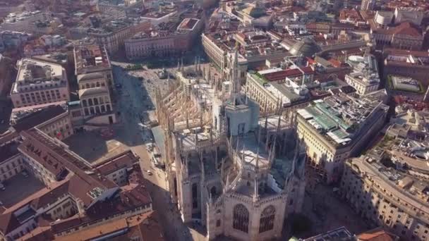 Ünlü heykelin üzerine katedrali Duomo Milan İtalya hava dron görüntüleri — Stok video