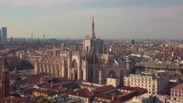Filmato Aereo Con Drone Della Famosa Statua Del Duomo Milano — Video Stock