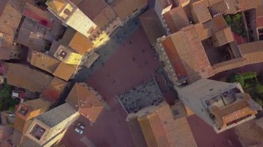 Havadan görünümü. Uçuş üzerinde bir ortaçağ şehir güzel Towers, San Gimignano, Toskana, İtalya