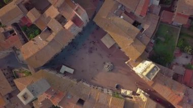 Havadan görünümü. Uçuş üzerinde bir ortaçağ şehir güzel Towers, San Gimignano, Toskana, İtalya