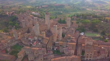 Uçağı hava görüntüleri harika San Gimignano köyü. Unesco Dünya Mirası. Toskana, İtalya