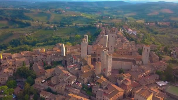 Flygfoto. Flygning över en medeltida staden av den fina torn, San Gimignano, Toscana, Italien — Stockvideo