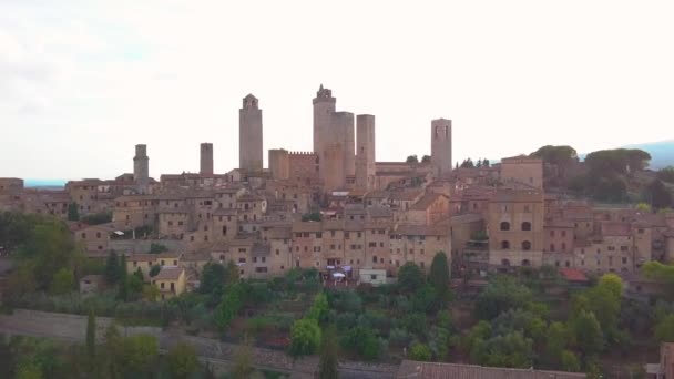 Imágenes aéreas de San Gimignano, Italia. Situado en la región de Toscana . — Vídeos de Stock