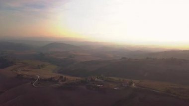 Hava doğa manzarası güzel tepeler ormanlar tarlalar ve Tuscany, İtalya üzüm bağları