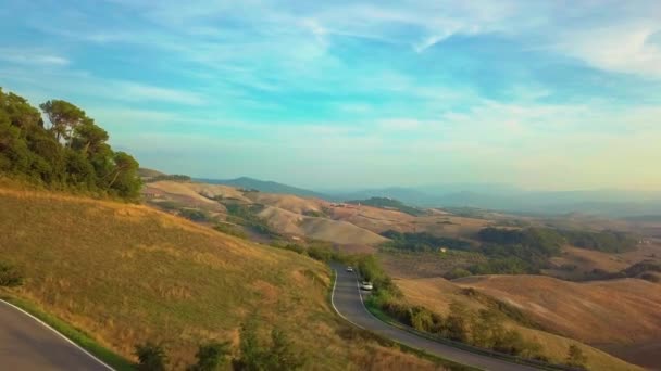 Natureza aérea paisagem belas colinas florestas campos e vinhas da Toscana, Itália — Vídeo de Stock