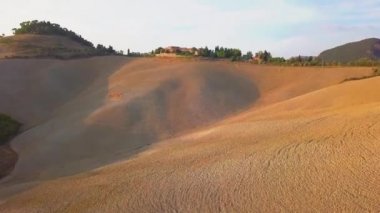 Hava doğa manzarası güzel tepeler ormanlar tarlalar ve Tuscany, İtalya üzüm bağları