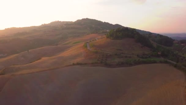 Luchtfoto beeldmateriaal, prachtige wijngaarden op zonsondergang in Toscane, Italië, 4k — Stockvideo