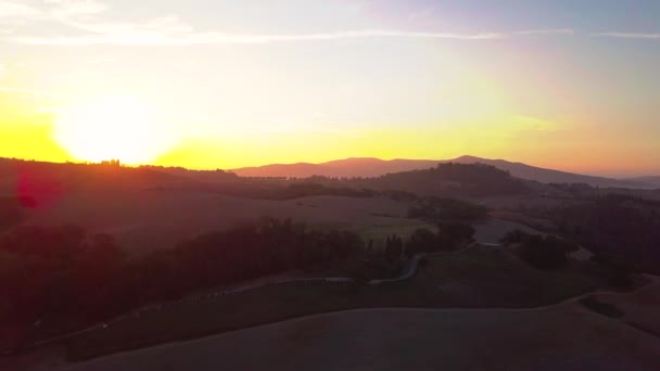 Epic Aerial Flight Over Mist Forrest Sunset Barevné podzimní stromy Golden Hour Sunset Colors Epic Glory Inspiration Hiking and Tourism Concept — Stock video