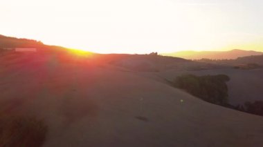 Destansı Hava Uçuşu Puslu Orman Günbatımı Renkli Sonbahar Ağaçları Altın Saatlik Günbatımı Renkler Efsanevi Zafer Yürüyüşü ve Turizm Kavramı