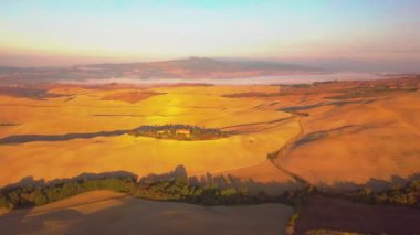 Tipik peyzaj Hills Toskana, İtalya. Havadan görünümü
