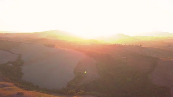 Epico volo aereo sulla nebbia Forrest Tramonto Colorati alberi autunnali Golden Hour Tramonto Colori epico Gloria Ispirazione Escursioni e concetto di turismo — Video Stock