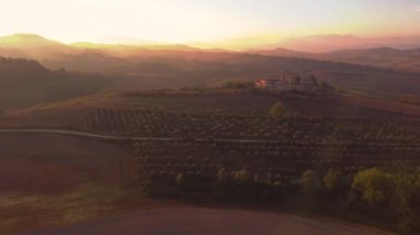 Tipik peyzaj Hills Toskana, İtalya. Havadan görünümü