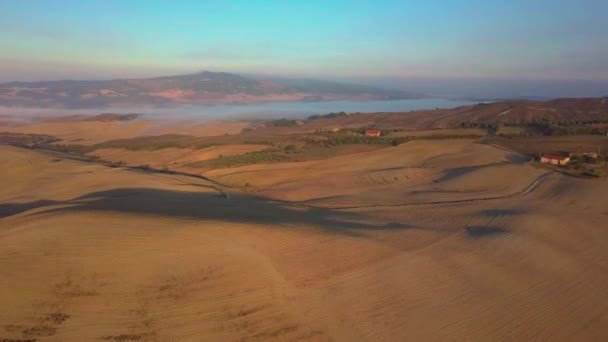 イタリア、トスカーナの丘の典型的な風景。航空写真ビュー — ストック動画