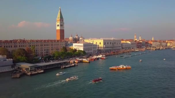 Vista aérea de Veneza, Praça de São Marcos. Vídeo panorâmico tirado ao nascer do sol. Praça San Marco em Veneza, Itália é a principal praça pública de Veneza, onde é geralmente conhecido apenas como a Piazza . — Vídeo de Stock