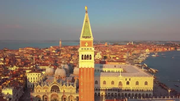 Vista aérea de Venecia, Plaza de San Marcos, Italia, Otoño — Vídeos de Stock