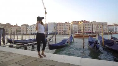 Kız Venedik'te gondol, İtalya yürüyüş