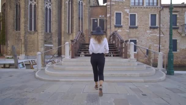 Chica caminando en Venecia, Italia, viendo sobre la antigua y hermosa ciudad — Vídeo de stock