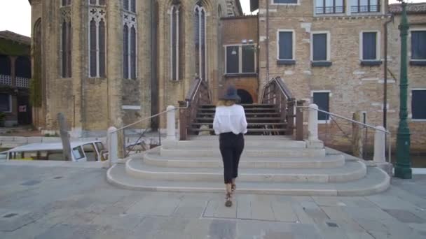 アンティークで美しい都市を見てイタリアのベニスで歩く女の子 — ストック動画
