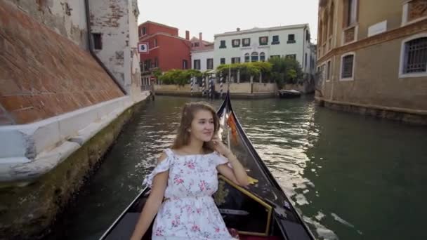 Молода дівчина в гондольного підйомників у Венеції — стокове відео
