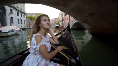 Kız bir gondol nehrin üzerinde yelken