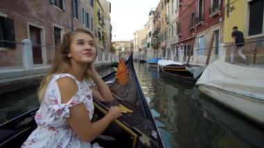 Kız bir gondol nehrin üzerinde yelken