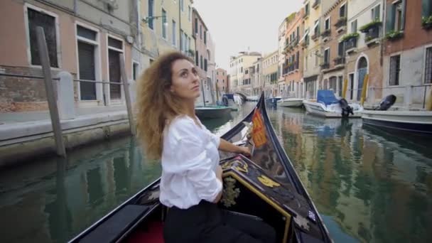 Kız bir gondol nehrin üzerinde yelken — Stok video