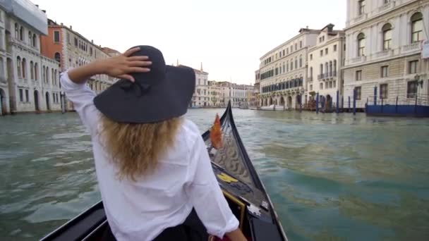 Femme à Venise en Gondole monter romance en bateau pendant les vacances de voyage. Voile dans le canal vénitien en gondole. Italie . — Video