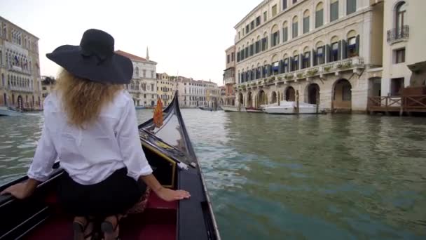 Femme à Venise en Gondole monter romance en bateau pendant les vacances de voyage. Voile dans le canal vénitien en gondole. Italie . — Video