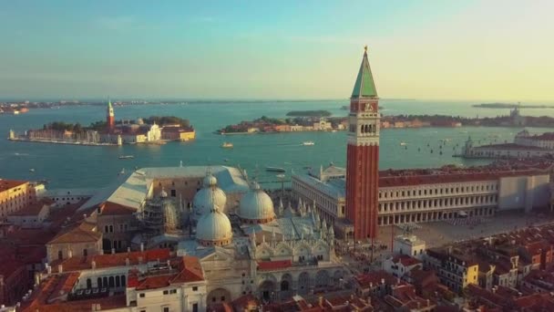 Widok z lotu ptaka Venice panoramiczne landmark, widok na Piazza San Marco i st Mark kwadratowych, Campanile i Ducale lub Pałacu Dożów. Włochy, Europa. Drone strzał o zachodzie słońca. — Wideo stockowe